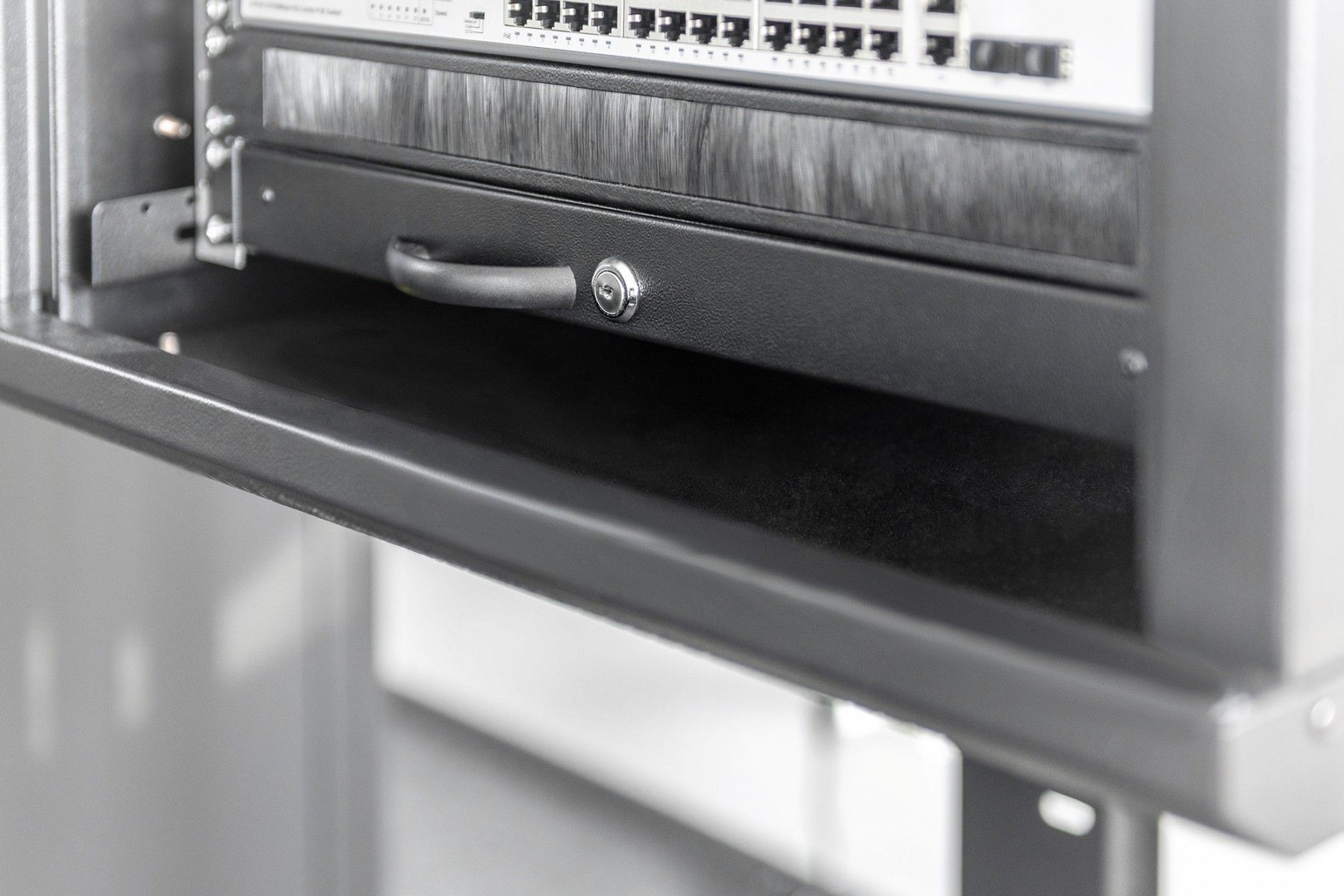 48.26 cm (19 ) Lockable Keyboard shelf